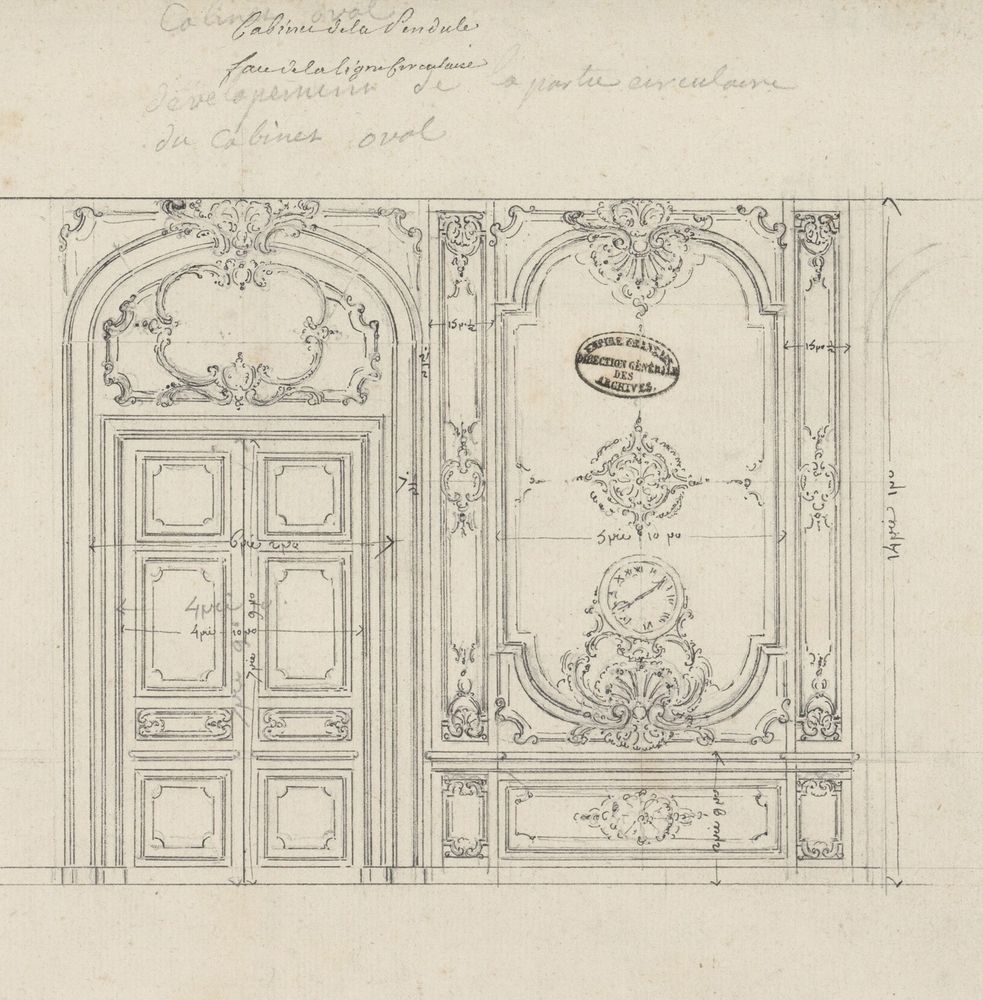 L’image montre un dessin architectural en noir et blanc d’un pan de mur richement décoré dans un style rococo du XVIIIe siècle. Il s’agit d’une élévation, c’est-à-dire une vue de face, d’une portion de mur intérieur.

Sur la gauche de l’image, on voit une double porte symétrique avec quatre panneaux rectangulaires sculptés sur chaque battant. La porte est encadrée par un encadrement orné de moulures, avec un motif décoratif arrondi et complexe au-dessus, comme une arche coiffée de feuillages et de volutes.

À droite de la porte, le mur est divisé en grands panneaux décoratifs encadrés de moulures sinueuses. Le panneau central est orné d’un médaillon ovale au centre, probablement destiné à contenir une horloge (d'où le nom de "cabinet de la pendule"). Autour de ce médaillon, des motifs de feuilles, de coquilles et de volutes s’entrelacent.

Les décorations sont typiques du style Louis XV : elles sont asymétriques, délicates, et très détaillées. Le dessin contient aussi quelques annotations manuscrites en français, probablement des indications de dimensions ou de fabrication.