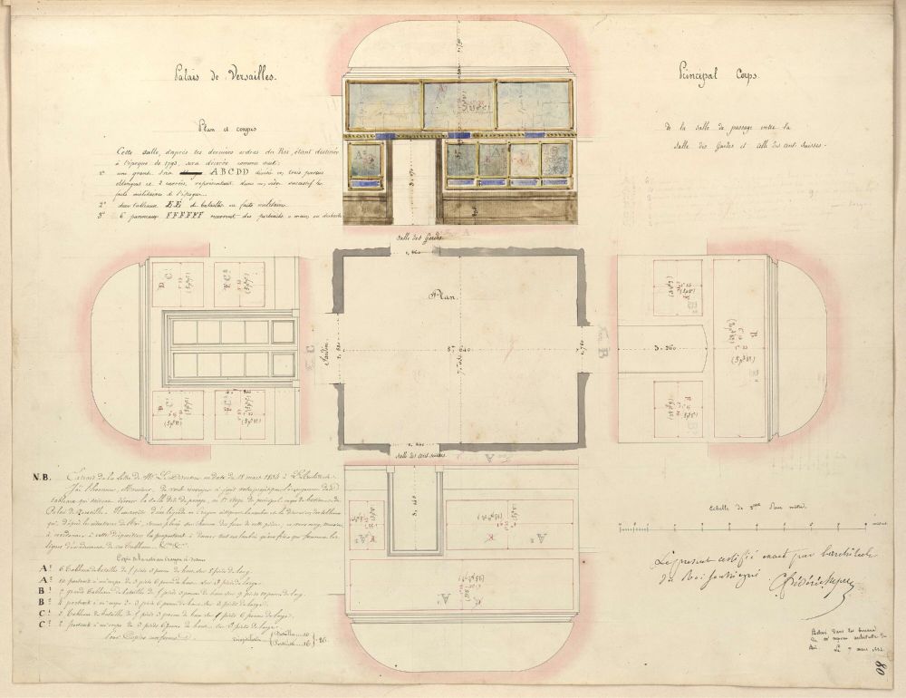 Il s’agit d’un dessin architectural ancien, réalisé à la main, montrant un plan et des élévations d’une salle du Palais de Versailles. Le document est en format paysage, avec une dominante de beige clair, des lignes noires pour les contours et des zones en lavis rose pâle qui soulignent les bordures des murs ou volumes. Du texte manuscrit en français est dispersé sur l’ensemble du document, expliquant les différentes parties du dessin. Quatre vues en élévation (vue de face) représentent les murs décorés avec des cadres, panneaux et tableaux esquissés.