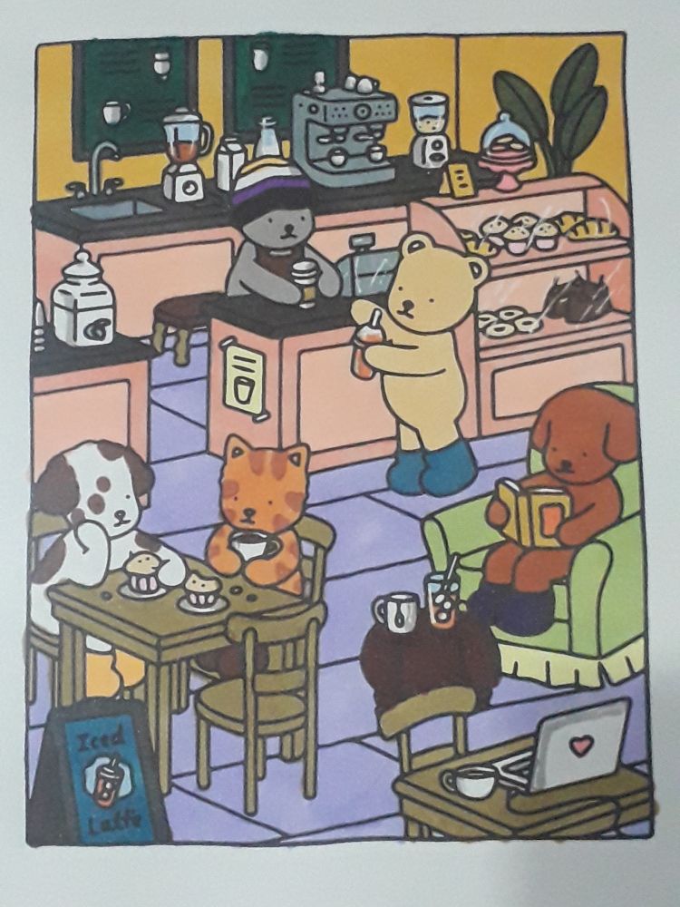 Última ilustra do Bobbie Goods postada: uma cena numa cafeteria com vários bichinhos comendo e conversando na mesa, um cachorrinho lendo numa poltrona. Um ursinho no balcão fazendo um pedido a outro, que é cinza e usa um gorro com as cores da bandeira não binária, porque eu pintei dessa forma.