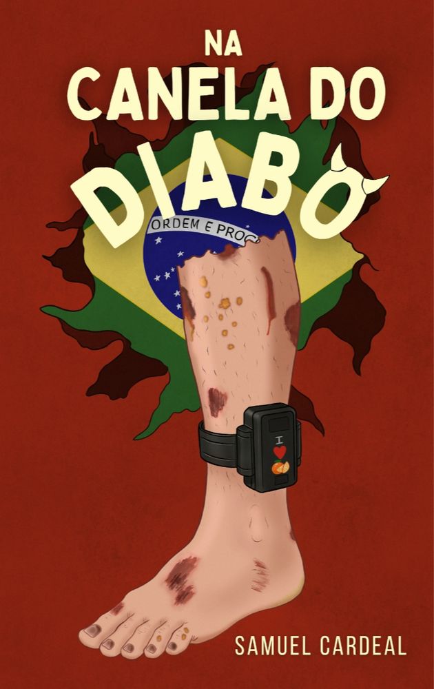 Capa do livro "Na canela do Diabo"  de Samuel Cardeal. Mostra uma perna perebenta e carcomida com uma tornozeleira eletrônica, com um pequeno adesivo de "I coração laranja" e atrás a bandeira brasileira toda destroçada num fundo vermelho, com o título na frente em fonte amarela com a letra "o" de diabo com dois chifrinhos e o nome do autor logo abaixo e no canto direito. 