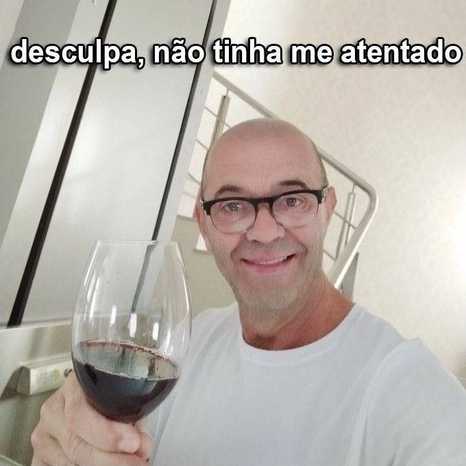 Tiu França brindando com vinho e a frase “desculpa, não tinha me atentado”