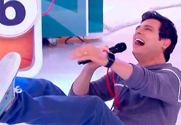 Celso Portiolli gargalhando deitado no chão 