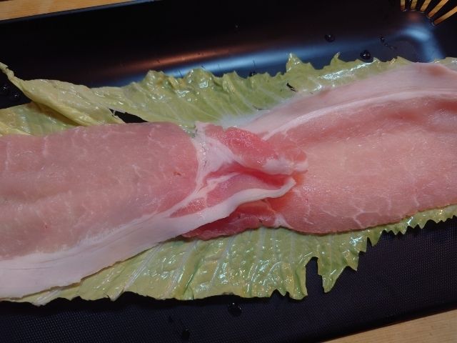 白菜の上に広げられた豚肉