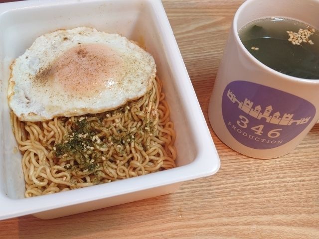 目玉焼きのせペヤングとわかめすーぷ