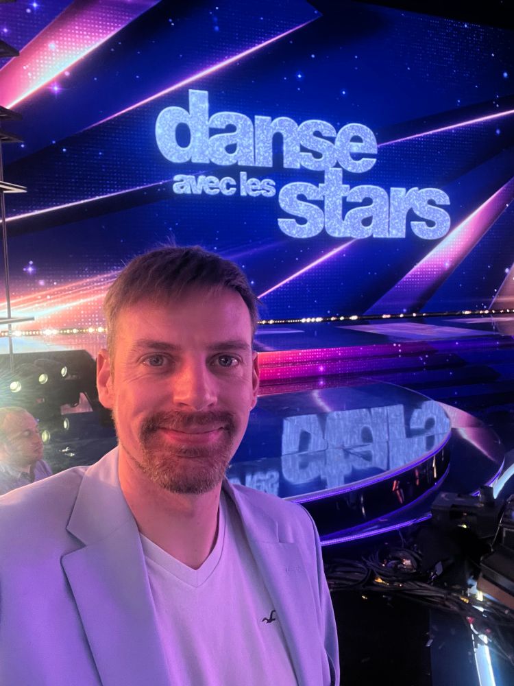 Un homme souris sur le plateau de danse avec les stars
