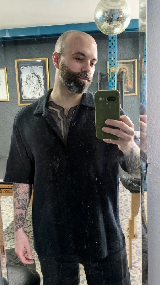 Moi me prenant en photo devant le miroir de mon tatoueur 