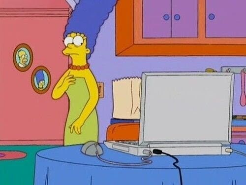 Marge Simpson regardant l'écran de son ordinateur avec un air gêné