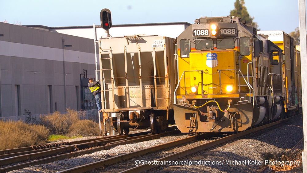 Hauler Race!  

The #LWJ72 #SalinasHauler races the #LOA55 #MulfordLocal south across #CentralAve.  The Mulford is shoving cars into #MortonSalt while they Salinas is making its way back to #WatsonvilleJct .

(Follow @ghosttrainsnorcalproductions on #Facebook and #Instagram for more railroad photography and video like this!)

#uprr #unionpacificrailroad #uprr_railfanner #trainchasing #trainrace #railmarkable ##pocketrail #reelsinstagram #west_coast_rail #train_nerds #dailyuptrains #dailycrossing #rail_supremecy #rail_barrons 