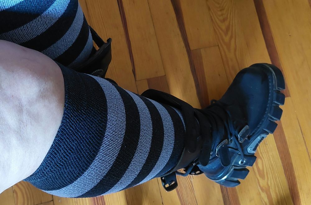 Même genre de photo mais on voit l'extérieur du pied (avec les sangles trop courtes pour fermer)