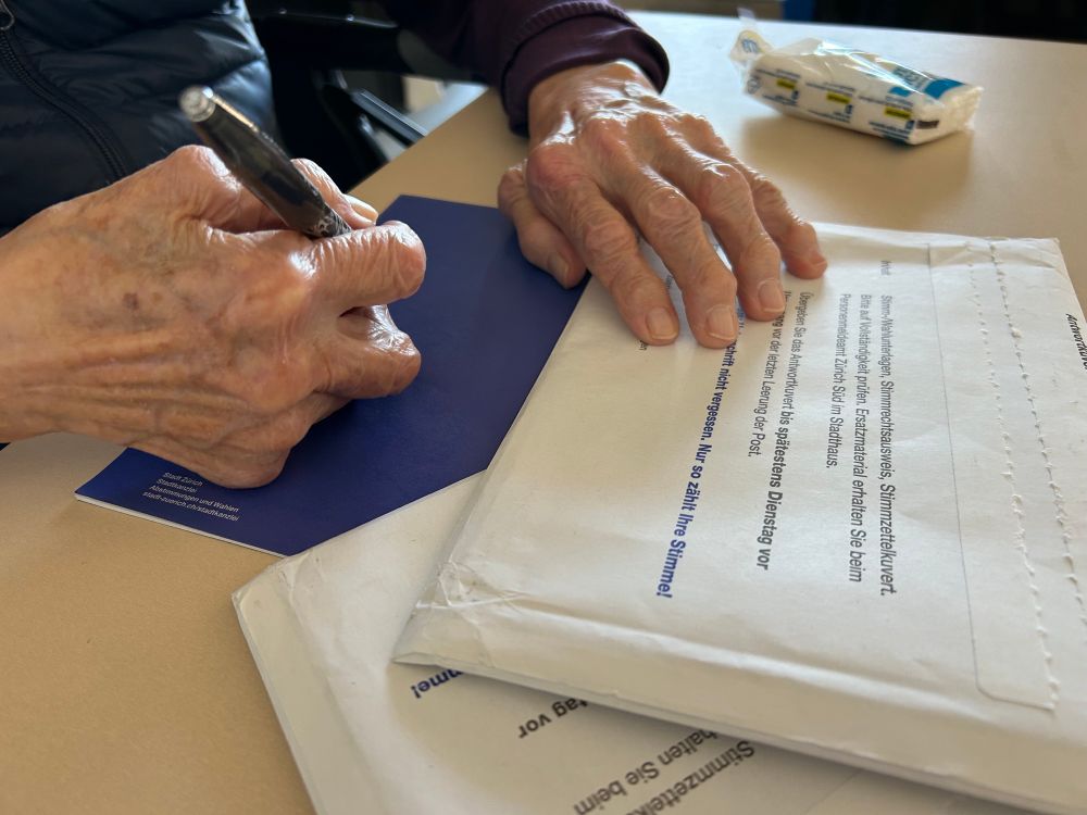 Die Hände meiner Mutter Ellen (94) und unsere beiden Stimmcouverts