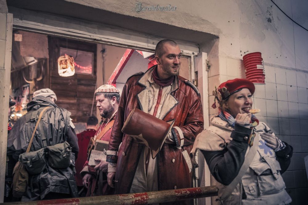 Ein großer Priester schaut neugierig ins Hart Hospital. Eine Wache leckt genüsslich an einem Lolli.