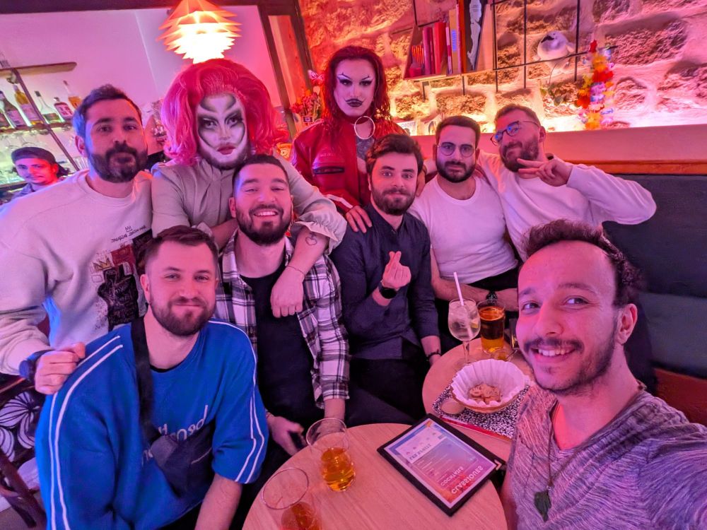 Que des stars (et un barbu qui sourit)