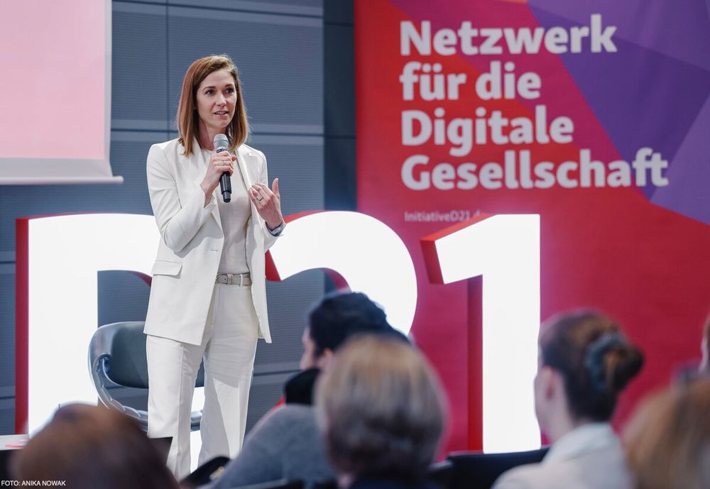Lena-Sophie Müller auf der Bühne des D21talk