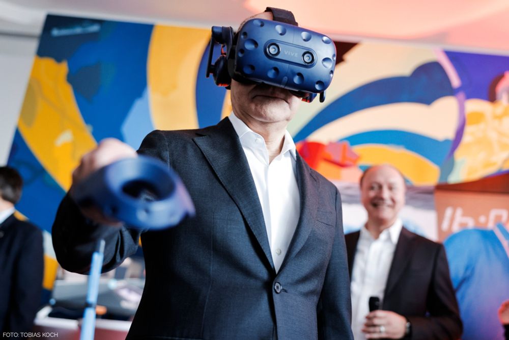 Olaf Scholz mit VR-Brille am ING-Stand