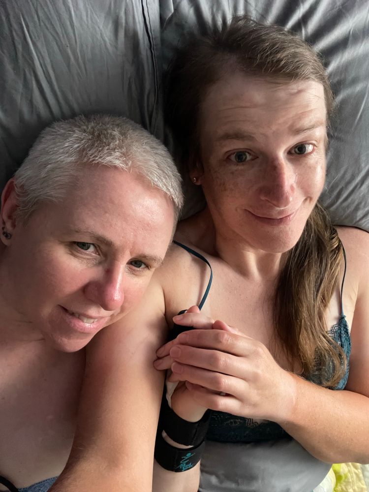 Cailín and Eva are snuggling together in bed