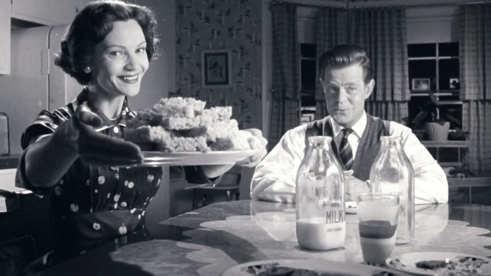 Pleasantville (Gary Ross, 1998) : sur la table d'une famille américaine blanche idéale, calquée sur la publicité et la propagande des années cinquante, une bouteille de lait entamée