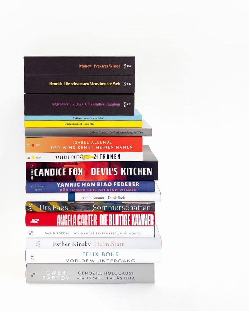 Ein Bücherstapel, bestehend aus Suhrkamp-Neuerscheinungen.