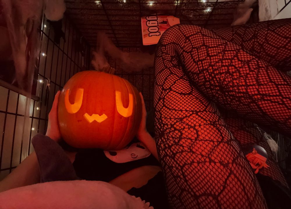 Pumpkin carved with UwU that ive had sex with :3