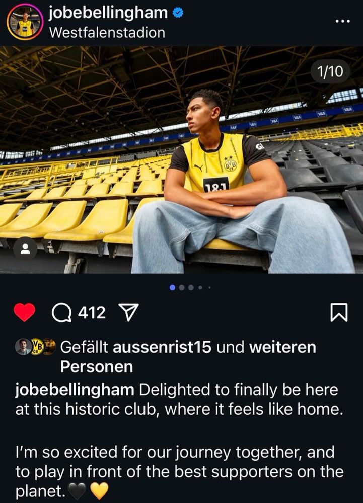 Screenshot Instagram Post Jobe Bellingham.
Getaggter Ort: Westfalenstadion 
Text: Delighted to finally be here at this historic club, where it feels like home.
I'm so excited for our journey together, and to play in front of the best supporters on the planet. 🖤💛
Bild: Jobe im BVB Trikot im Westfalenstadion 