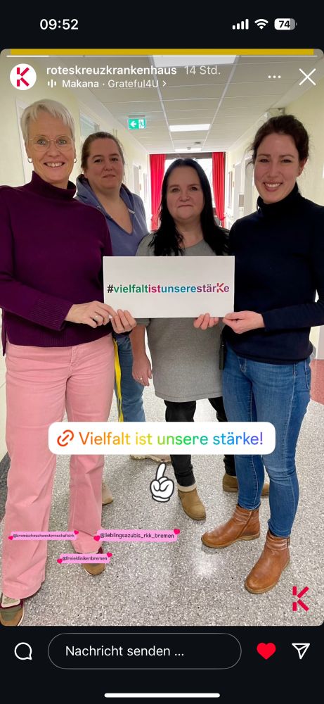 Vier Mitarbeiterinnen eines Krankenhauses posieren mit einem Schild, auf welchem Vielfalt ist unsere Stärke steht. 