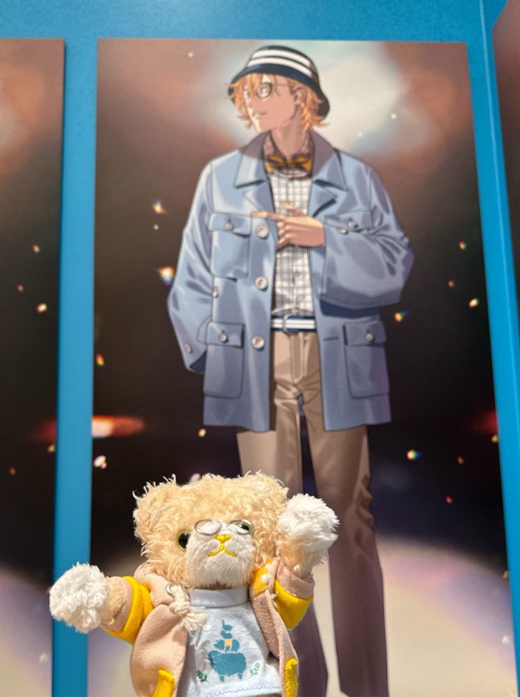 ケイタマルヤマのコレクションの衣装を着た四ノ宮那月のパネルを前に、あまりの格好良さに大喜びするミニプリンスキャットのシトロン。