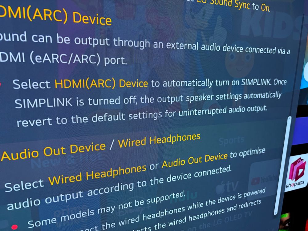 A help screen on a TV reads: “Sound can be output through an external audio device connected via a DMI (eARC/ARC) port.
Select HDMI(ARC) Device to automatically turn on SIMPLINK. Once SIMPLINK is turned off, the output speaker settings automatically revert to the default settings for uninterrupted audio output.”