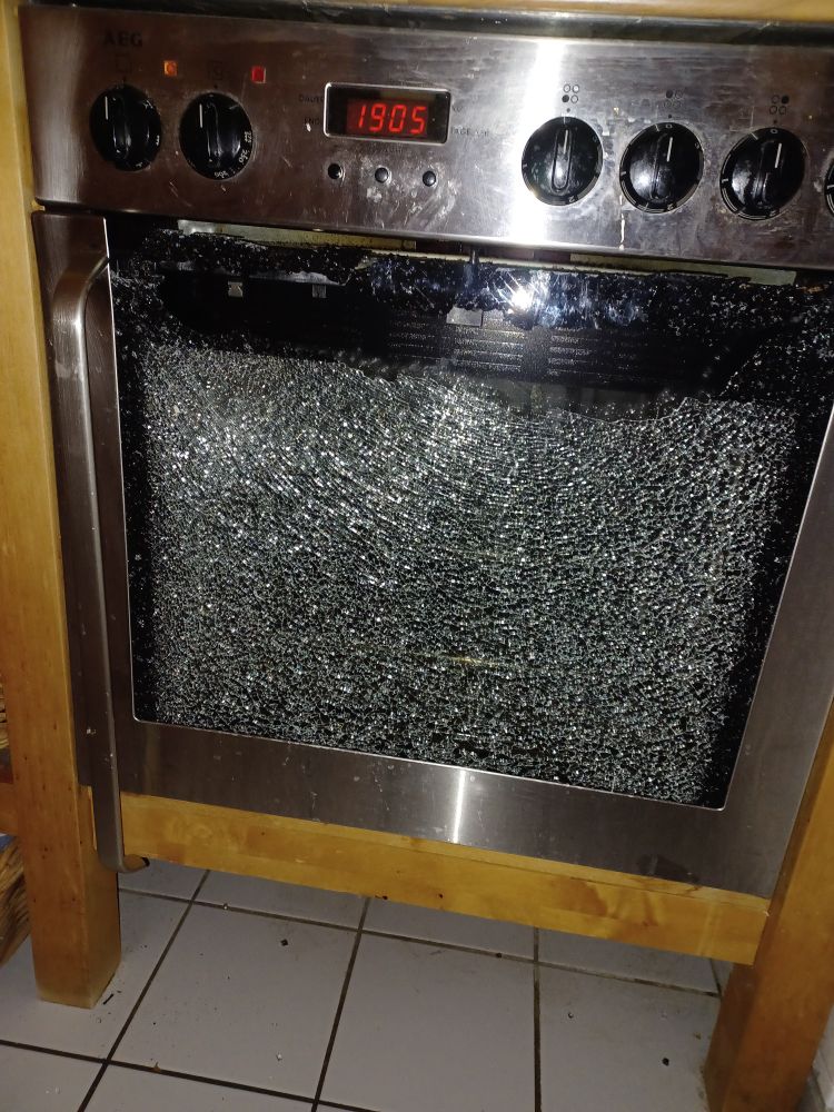 ofen mit zerbrochener scheibe