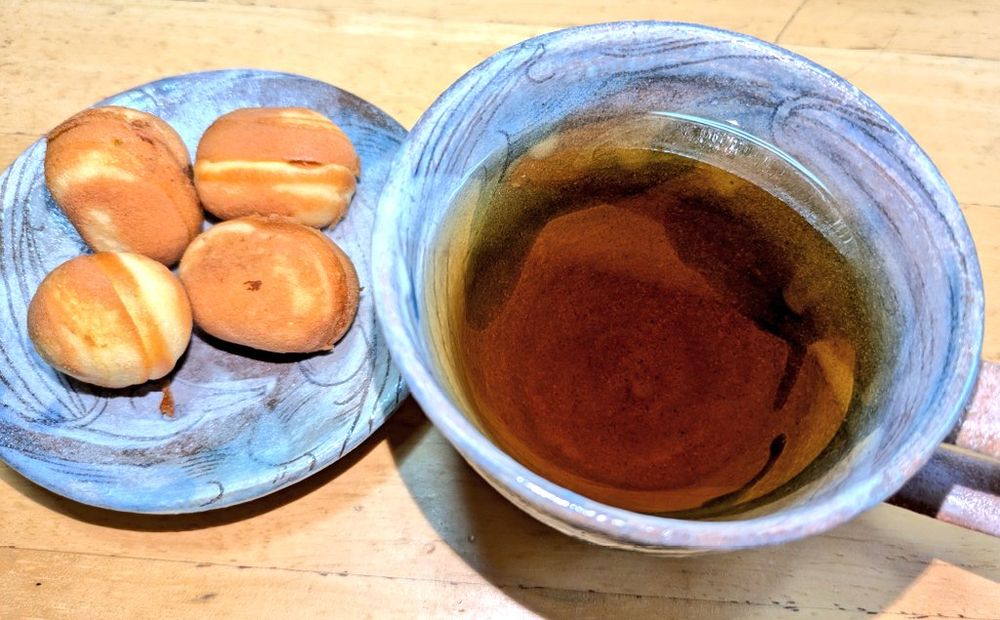 ベビーカステラとお茶。