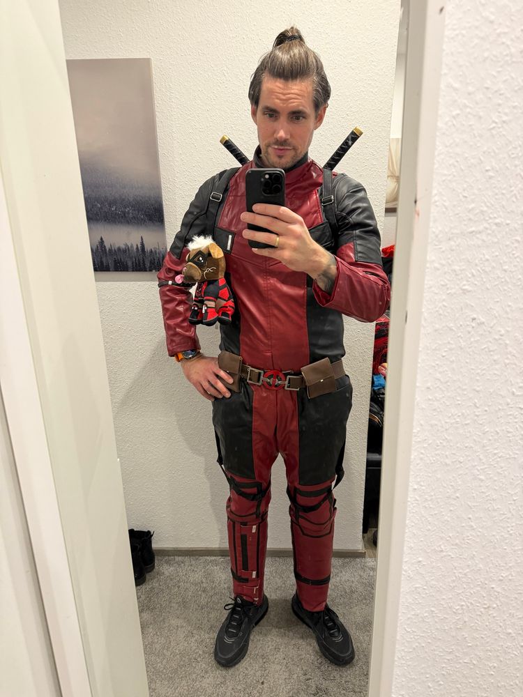 Ähnliches Selfie wie vorhin vorm Spiegel - aber mit dem PlüschHund vorn rechts am Bauch fest geklettet statt an der Schulter 