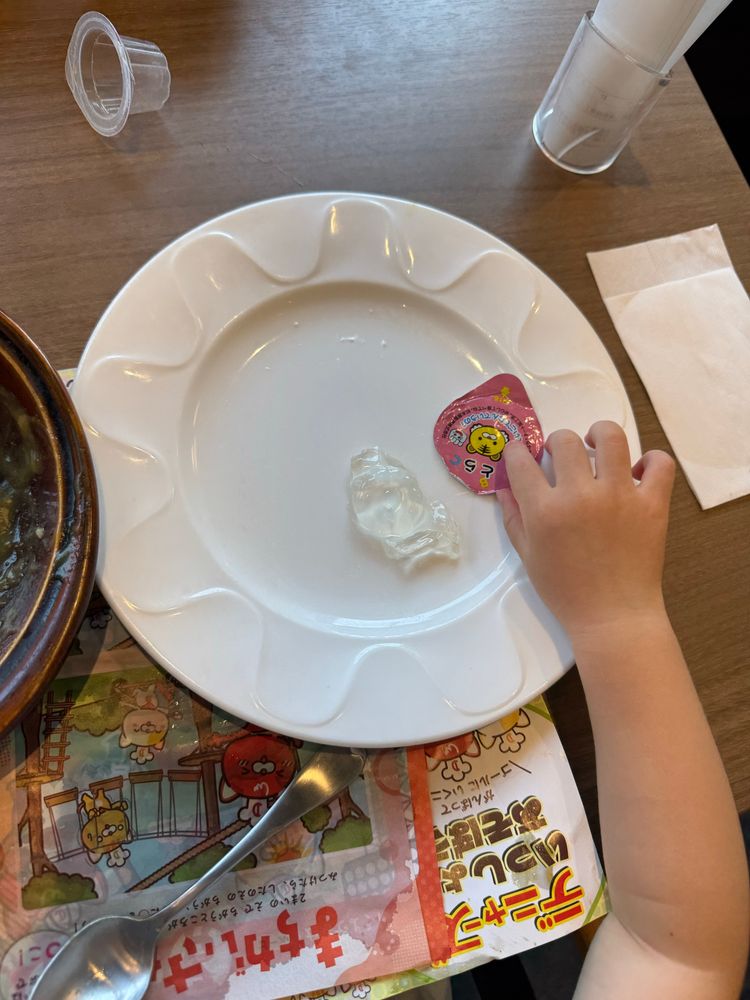 大きめのお皿に娘が載せたゼリーがある