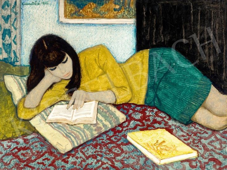 Toile de Béla Czene : une jeune femme brune vêtue de jaune et de vert lisant sur son lit