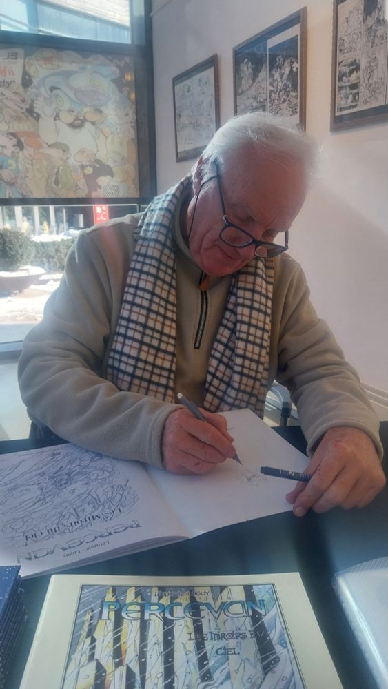 Philippe Luguy firmando un cómic en La Massana còmic de Andorra.