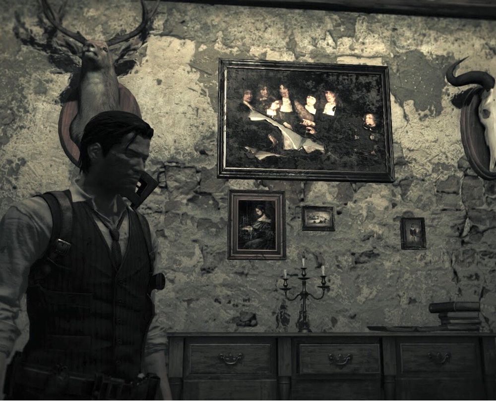 Capture d’écran du jeu The Evil Within. À gauche de l’image, on peut voir le personnage principal du jeu (Sebastian Castellanos) de trois quarts face, cadré à mi-corps : c’est un homme brun d’une quarantaine/cinquantaine d’années en chemise blanche, cravate noire et gilet noir. On peut voir derrière lui la partie supérieure d’un buffet sur lequel reposent un chandelier et quelques livres. Le mur contre lequel est appuyé le buffet est très endommagé. Deux trophées de chasse y sont accrochés, une tête de cerf et un crâne de buffle. Entre ces deux trophées sont exposés quatre tableaux, dont le plus grand est une citation de la peinture de l’Amsterdam Museum présente dans l’autre image de ce post. Le tableau est ici lacéré en diagonale, et un pan de toile retombe sur la partie basse de l’œuvre, dissimulant notamment le cadavre d’enfant en cours d’autopsie.