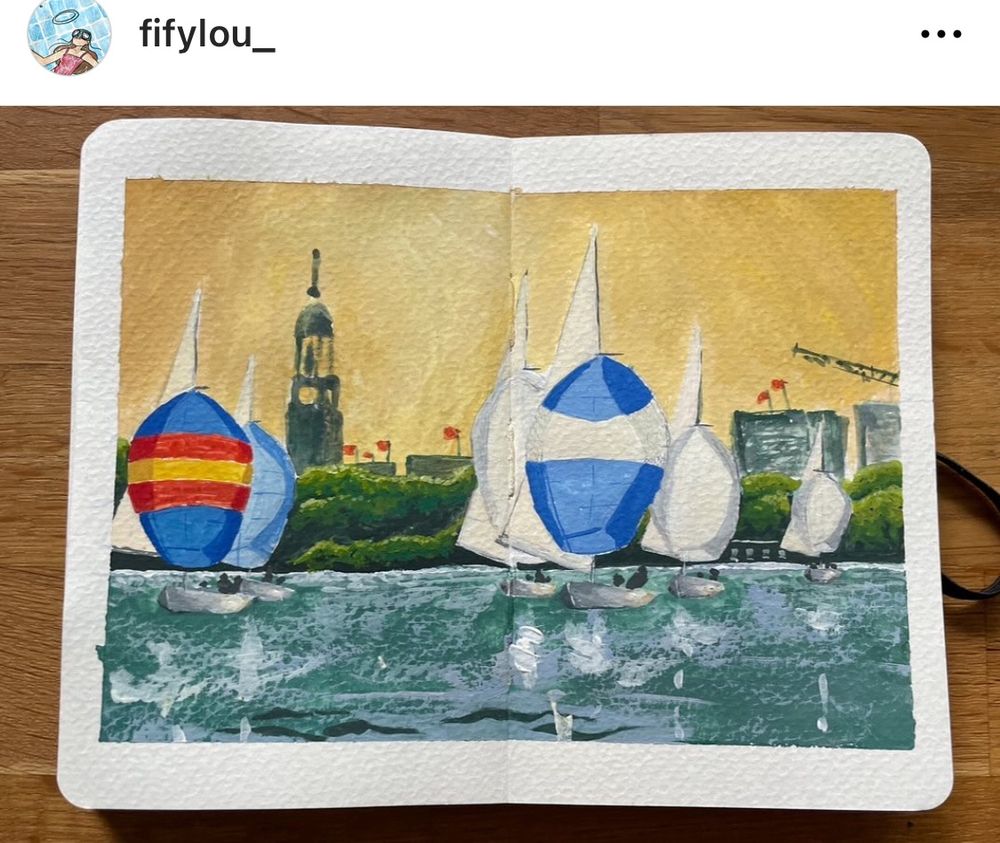 Eine bunte Guache Skizze von Segelbooten auf der Alster (Drachen) unter Spinaker, im Hintergrund der Michel, Häuser mit roten Fahnen und ein Baukran