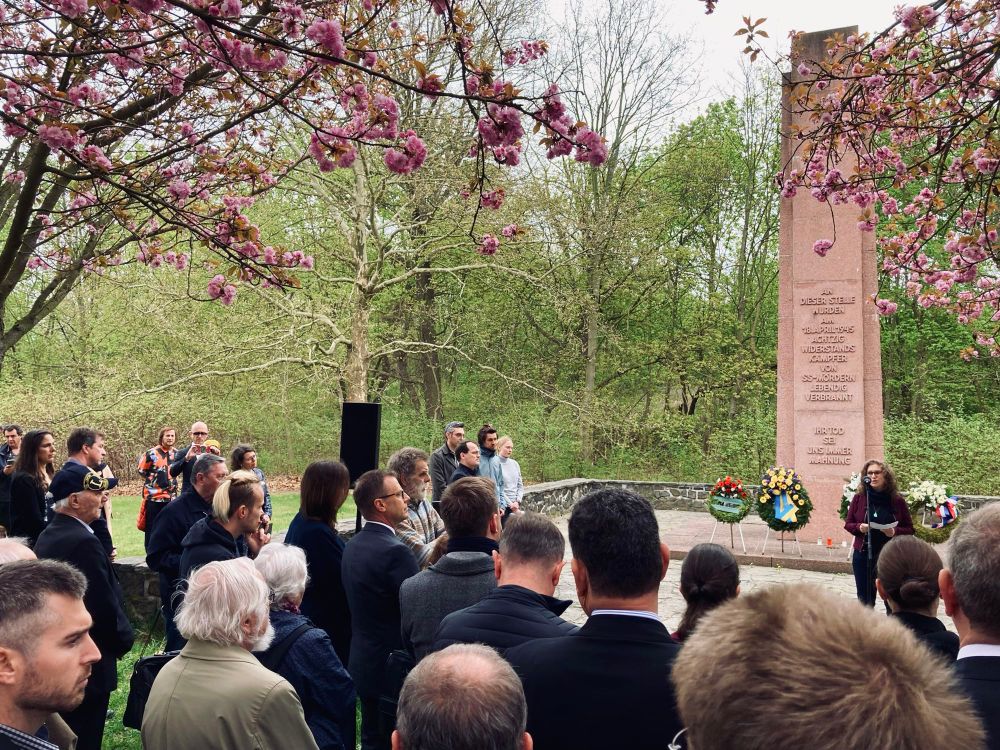 Gedenken vor dem Mahnmal von Abtnaundorf