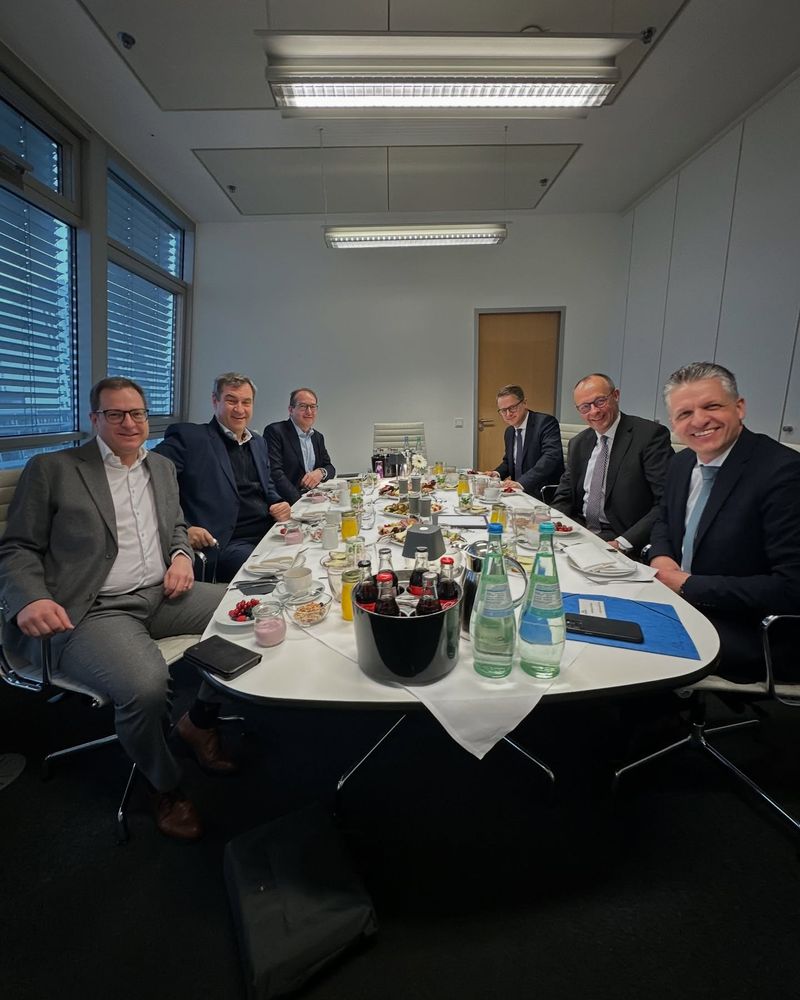 Instagram Markus Soeder: "Wir sind bereit für einen Politikwechsel in Deutschland. Enge Abstimmung von @CDU und @CSU heute Morgen im Konrad-Adenauer-Haus in Berlin."
Im Bild sind 6 alte weiße Männer.
