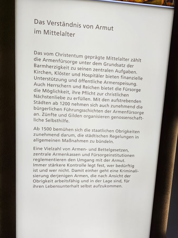 Text einer Beschreibung von Armut im Mittelalter . (Gesehen im Niederrheinisches Freilichtmuseum Grefrath) 