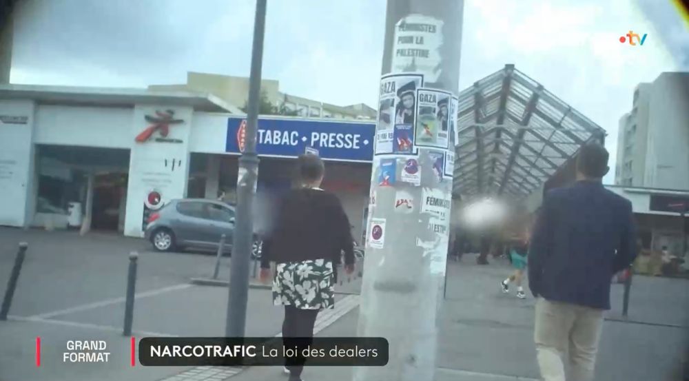 Capture d’écran JT de France 2 : paysage urbain de Rennes rendu anxiogène par le cadre chaviré et le floutage.