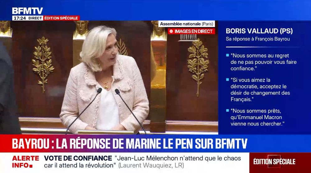 Capture d’écran de BFMTV : Marine Le Pen à la tribune de l’Assemblée.