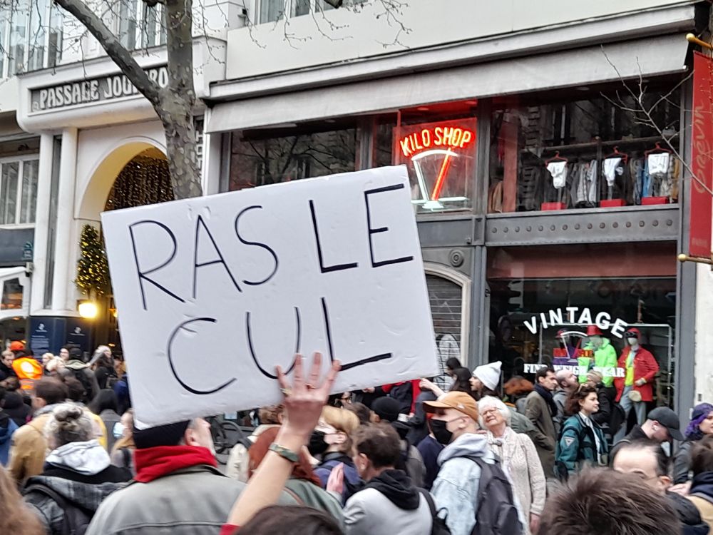 Pancarte "ras le cul"...