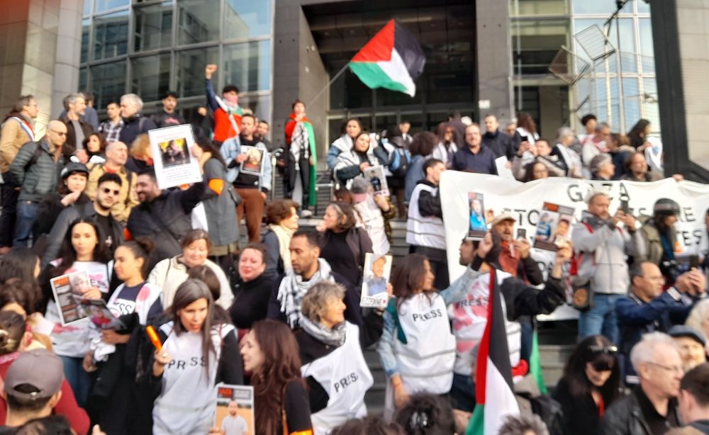 Journalistes sur les marches de l'Opéra Bastille 