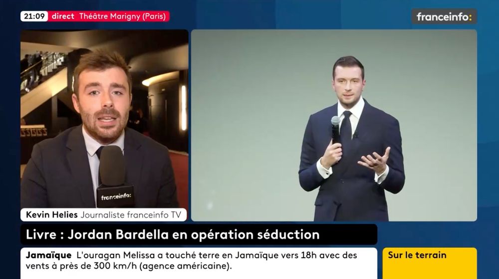 Capture d’écran de Franceinfo : à gauche, l'envoyé spécial au théâtre Marigny ; à droite, Jordan Bardella micro en main sur la scène.