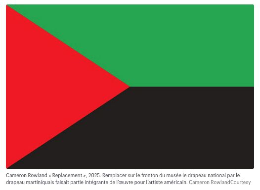 Drapeau martiniquais (rouge, vert et noir) présenté dans l’article de Télérama.
Légende : [Œuvre de] Cameron Rowland « Replacement », 2025. Remplacer sur le fronton du musée le drapeau national par le drapeau martiniquais faisait partie intégrante de l’œuvre pour l’artiste américain. (Cameron Rowland Courtesy)