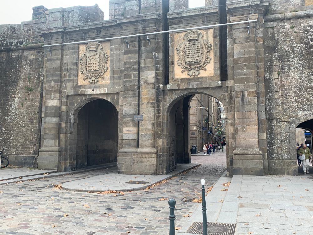 Deux arches ouvertes dans les remparts de Saint-Malo. Au dessus de chacune on voit les armes de la ville.