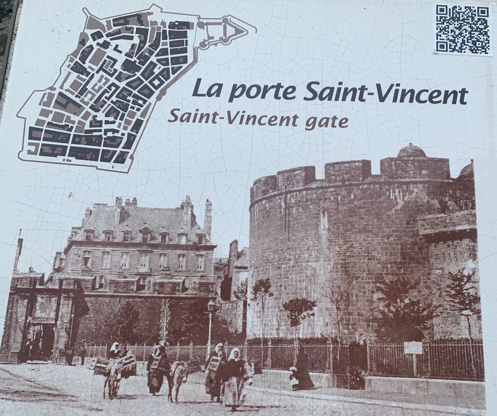 La reproduction d’une vieille carte postale montrant cette porte avec son nom : ‘‘Porte Saint-Vincent’'.
On a aussi un plan du cœur de la ville.
