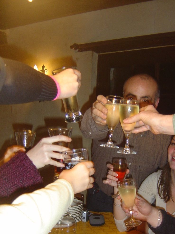 Les verres s’élancent les uns vers les autres pour fêter nos retrouvailles.