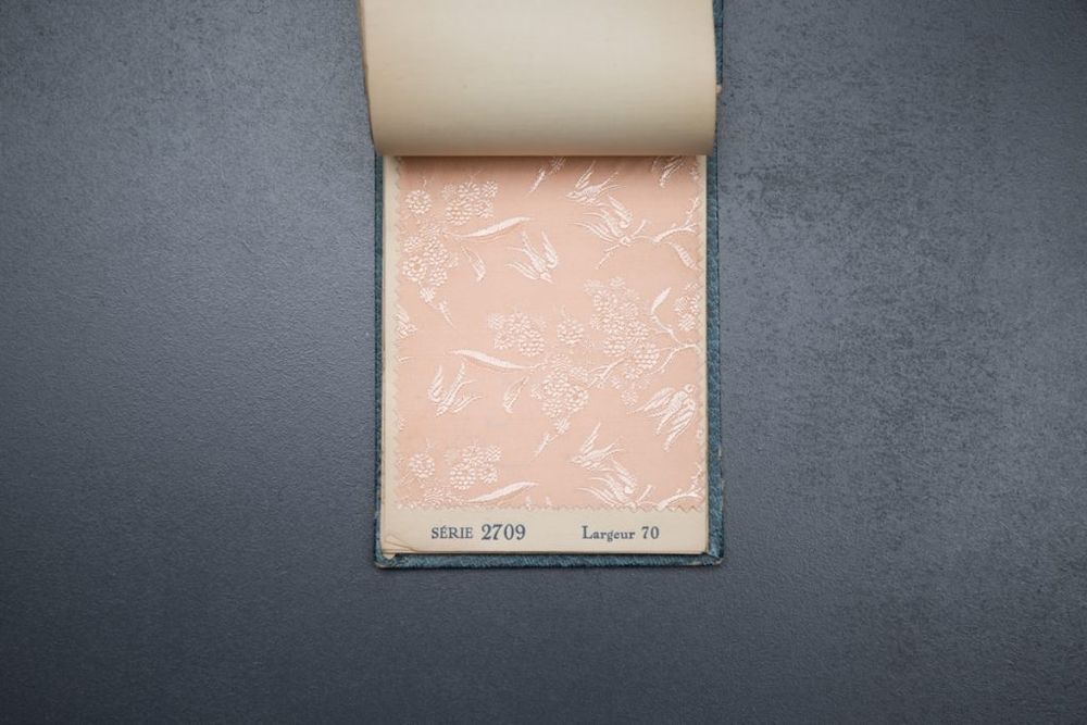 A swatch of patterned coutil in a 1930s lingerie fabric catalogue. 