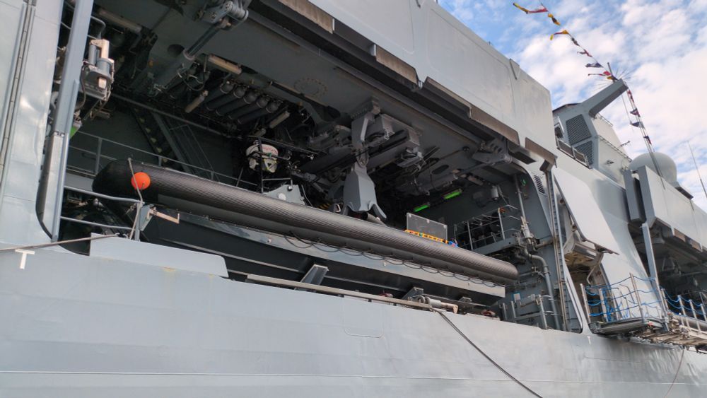 Militärisches Schlauchboot in einer großen Fregatte.