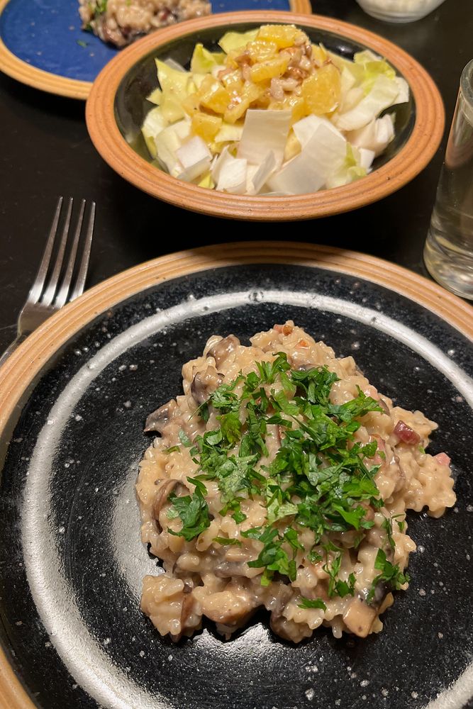 Pilzrisotto, Chicoréesalat mit Orange und Walnuss, dazu ein kleines Glas Wein