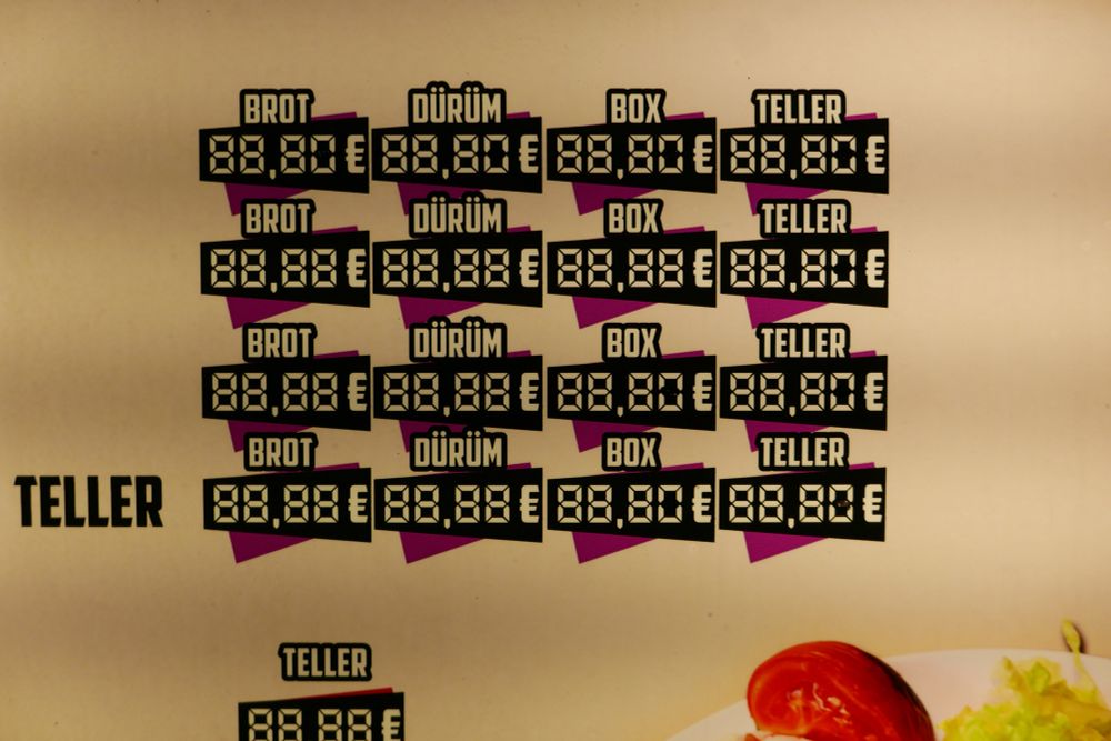 Preistafel für verschiedene Darreichungsformen,, überall steht 88, 80, weil die konkreten Preise nicht angegeben wurden, in dem die »Digitalziffern« wie vorgesehen durch das Ausstreichen von Segmenten der Ziffern kenntlich gemacht werden, Text  :        BROT88,80€DÜRÜM88,80€BOX88,80€TELLER88,80€
       BROT88,80€DÜRÜM88,80€BOX88,80€TELLER88,80€
       BROT88,80€DÜRÜM88,80€BOX88,80€TELLER88,80€
TELLER BROT88,80€DÜRÜM88,80€BOX88,80€TELLER88,80€
       TELLER88,80€             